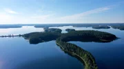 Der Wallberg von Punkaharju führt mitten durch den See und gehört zu den Naturdenkmälern Finnlands.