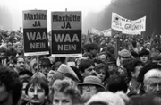 Teilnehmer demonstrieren gegen die Wiederaufbereitungsanlage in Wackersdorf (WAA).