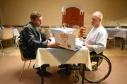 Franz (Sebastian Bezzel) besucht Rudi (Simon Schwarz) im Krankenhaus.