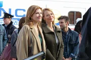 Während das NCIS-Team auf der Suche nach Antworten in einem neuen Fall ist, bekommt Gibbs Besuch von seinen zwei Ex-Frauen Rebecca Chase (Jeri Ryan, r.) und Diane Sterling (Melinda McGraw, l.) ...
