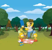 (28. Staffel) - Eine ungewöhnliche Familie: Maggie (2.v.l.), Marge (l.), Homer (2.v.r.), Bart (vorne) und Lisa Simpson (r.) ...