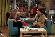 Während Leonard (Johnny Galecki, r.) und Penny (Kaley Cuoco, l.) über ihre mögliche Zukunft als Paar diskutieren, hat Sheldon Großes vor ...