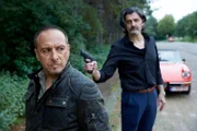 Als Carlo (Ciro de Chiara, r.) mit Semir (Erdogan Atalay) an der belgischen Küste ankommt, will der Mafioso den Autobahnpolizisten erschießen.