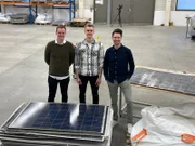 V.l.n.r.: Jan Bargel, Fridolin Franke und Jan-Philipp Mai, Gründer des Start-ups Solar Materials, in ihrer Entwicklungshalle in Magdeburg.