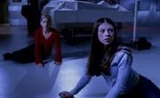 Buffy (Sarah Michelle Gellar, l.); Dawn (Michelle Trachtenberg, r.)
