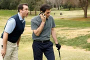 Phil (Ty Burrell, r.) und sein Kollege Gil Thorpe (Rob Riggle) beim Golfen.