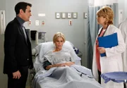 Phil (Ty Burrell) hat Claire (Julie Bowen, M.) nach ihrer Ohnmacht ins Krankenhaus gebracht, wo sich zum Glück herausstellt, dass sie nichts Ernstes hat. Dr. Coben (Beverly Leech) rät jedoch, dass Claire sich schonen soll.
