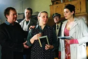 Leo (Henning Baum, 2.v.l.), Nina (Elena Uhlig, r.) und der Dorfpolizist Franz Breidenbach (Erich Hallhuber, 2.v.r.) überbringen den Eltern (Wilfried Labmeier, l.; Johanna Bittenbinder, M.) die schreckliche Nachricht vom Tod ihrer Tochter.