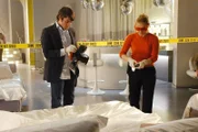 In einem gut besuchten Nachtclub wurde eine Frau ermordet aufgefunden. Ryan (Jonathan Togo) und Calleigh (Emily Procter) untersuchen das Bett, auf dem die Tote gelegen hat.