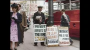 Zeitungsschilder in London mit der Aufschrift: "Drohende Kriegsgefahr" und "Briten sollen Deutschland verlassen"