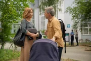 Glück für Torsten (René Steinke), dass er Dr. Salomon (Esther Schweins) auf dem Weg zum Büro trifft und seine kleine Tochter für die Zeit seiner bevorstehenden Sitzung bei ihr "parken" kann.