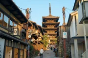 Eine typische Altstadtgasse in Kyoto führt auf die Yasaka-Pagode zu.