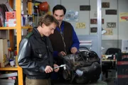 Anderl bittet Mike um Unterschlupf in der Werkstatt. Von links: Anderl Ertl (Florian Fischer) und Mike Preissinger (Harry Blank).