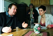 Nina (Elena Uhlig, r.) verhört den Vater der Toten (Wilfried Labmeier, l.). Der hat seine Tochter immer wieder geprügelt ...