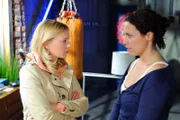 Lena (Juliette Menke, li.) appelliert an Annette (Ulrike Röseberg), die Beziehung mit Ingo nicht kampflos aufzugeben.