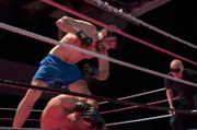 Brutal: Der Kämpfer Abuzar Zaurayev-Schmidt (Surho Sugaipov, stehend) holt aus, um auf seinen am Boden liegenden Gegner einzuschlagen.