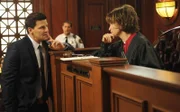 Booth (David Boreanaz) platzt in eine Aufzeichnung einer TV-Gerichtssendung und befragt die Richterin Trudy (Gina Hecht) zu dem Mord an der Fernsehproduzentin Rebecca.