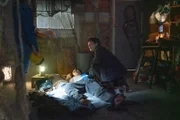 Ruby (Timmie Cameron, l.) hat in einer Hütte einen schwer verletzten indonesischen Gastarbeiter versteckt. Jess (Kate Elliott, r.) ist stinksauer, reagiert aber besonnen und ruft sofort einen Rettungshubschrauber. Der Verletzte stirbt an den Folgen eines Messerstichs.