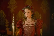 Bezirzt mit ihrer jungendlichen Art einige Männer am Hof: Königin Catherine Howard (Tamzin Merchant) ...