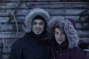 Chris und Jessi Morse in ihrer Winterausrüstung vor ihrem Gehöft am Cosna River. (National Geographic/Chris Baldwin)
