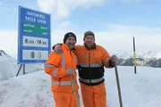 Helmuth Klotz und Reinhard Gufler am Jaufenpass während Servus TV's "Heimatleuchten - Sarntaler Alpen" in Bozen, Südtirol, Italien am 21.02.2022