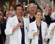 Als Cristina für den Harper Avery Award nominiert wird, wird sie von Meredith (Ellen Pompeo, r.), Derek (Patrick Dempsey, l.) und der restlichen Belegschaft des Krankenhauses gefeiert ...