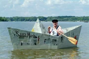 Peter (Peter Lustig) nimmt mit seinem Papierboot "Santa Maria" an der Bärstädter Papierbootregatta teil.