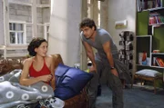 Nelly (Alissa Jung, l.) ist Nils (Raphaël Vogt, r.) dankbar, als er ihr anbietet, bei ihm auf der Couch zu übernachten.