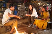 Karan (Faraz Khan) zeigt Annie (Stephanie Stumph, M.) seine Hütte im Slum von Jaipur.