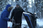 Chris Morse und seine Frau Jessi Morse sehen sich an, was mit ihrem Schneemobil los ist. (Nationial Geographic/Igor Cedeno)