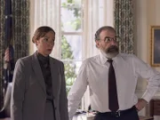 Präsidentin Elizabeth Keane (Elizabeth Marvel, l.); Saul (Mandy Patinkin, r.)