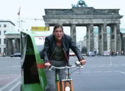 Walter (Katy Karrenbauer) verfolgt mit einer Rikscha 'Möhrchen' durch ganz Berlin, um ihr zu erklären, dass sie von Jutta Adler persönlich einen Freigang genehmigt bekommen hat und nicht geflohen ist.