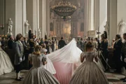 Die kaiserliche Hochzeitszeremonie in Wien. Herzog Max in Bayern (Marcus Grüsser, l.) führt seine Tochter Sisi (Dominique Devenport, r.) zum Altar.