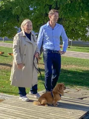 Brigitte Kren und Peter Schneeberger mit Hund in Gnas (Steiermark).