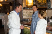 Dr. Thomas Chamberlain (Richard Lintern), Dr. Nikki Alexander (Emilia Fox) und Dr. Jack Hodgson (David Caves) stehen in einem japanischen Restaurant und untersuchen die Mordhintergründe des Verdächtigen.