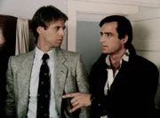 Der junge Verkäufer Rob Edwards (Robin Strand, l.) hat Nick (Joe Penny) und seine Freunde engagiert, um seine Untermieterin zu suchen, die er des Mordes verdächtigt.