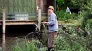 Am nächsten Morgen findet Adsche (Peter Heinrich Brix) an der Uferböschung der Boddenbeek das Fahrrad des verunglückten Griem.