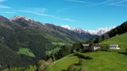 Das Südtiroler Sarntal, das sich von Bozen nach Norden hin bis zum Penser Joch streckt, ist ein stiller Ort zwischen den Hauptadern des Eisack- und Etschtales, schützend umgeben von den Sarntaler Alpen.