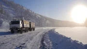 Der LKW von Alban Modun auf dem zugefrorenen Fluss Tompo. 25 Tonnen Mehl hat Modun geladen - fünf mehr als offiziell erlaubt.