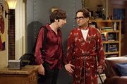 Howard (Simon Helberg, l.) hält es mit Sheldon nicht mehr aus und bringt ihn deshalb zurück zu Leonard (Johnny Galecki, r.). Die Freude darüber hält sich allerdings in Grenzen ...
