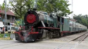 Eine Dampflok der englischen Vulcan Foundry  aus den 50er Jahren steht vor den restaurierten Reisezugwagen der North Borneo Railway.