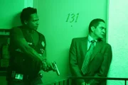 Warrick (Gary Dourdan, l.) und Detective Cavalier (Jose Zuniga) stürmen das Apartment eines Spielsüchtigen.