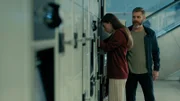 Ewert Grens (Leonard Terfelt) gelingt es, Alina Lazariuc (Anda Sârbei) bei den Schließfächern am Bahnhof abzupassen. Diese befindet sich auf der Flucht vor der Polizei und vor ihrem Zuhälter.