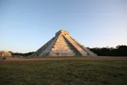 Die Pyramide El Castillo in der alten Maya-Stadt Chichen Itza.