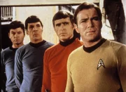 Captain Kirk (William Shatner) Lieutenant Galloway (David L. Ross), Mr. Spock (Leonhard Nimoy) und Dr. McCoy (DeForest Kelly) halten sich auf dem Planeten Omega IV auf...