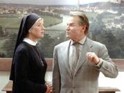Lotte (Jutta Speidel, l.) traut ihren Ohren nicht: Bürgermeister Wolfgang Wöller (Fritz Wepper, r.) will aus Kloster Kaltenthal ein Kongresszentrum machen.