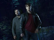 (1. Staffel) - Nick (David Giuntoli, l.) erkennt sofort, dass Eddy Monroe (Silas Weir Mitchell, l.) eine wolfsähnliche Kreatur ist ...