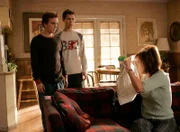 Malcolm (Frankie Muniz, l.) und Reese (Justin Berfield, M.) sind total verwirrt, als sie ihre Mutter (Jane Kaczmarek, r.) sehen ...