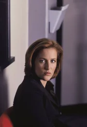 Special Agent Dana Scully (Gillian Anderson)