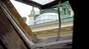 Ganz exklusive Ein- und Ausblicke genießt Karl Hohenlohe auf seinem Rundgang durch Wiens verbotenstes Palais. Aus der Luke eines 300 Jahre alten Dachstuhls am Graben ist das Otto-Wagner-Atelier am Anker-Haus zum Greifen nah.